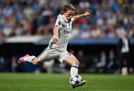 MADRID, SPAIN - APRIL 18:  Luka Modric of Real Madrid shoots during the UEFA Champions League Quarter Final second leg match between Real Madrid CF and FC Bayern Muenchen at Estadio Santiago Bernabeu on April 18, 2017 in Madrid, Spain.  (Photo by Shaun Botterill/Getty Images)